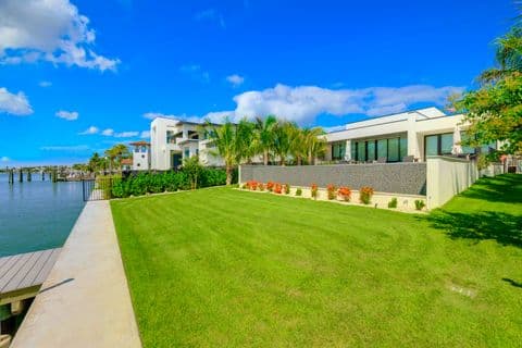 501 Barcelona Dr St Petersburg FL 33715